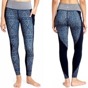 Athleta Chaturanga tapestry leggings with pockets